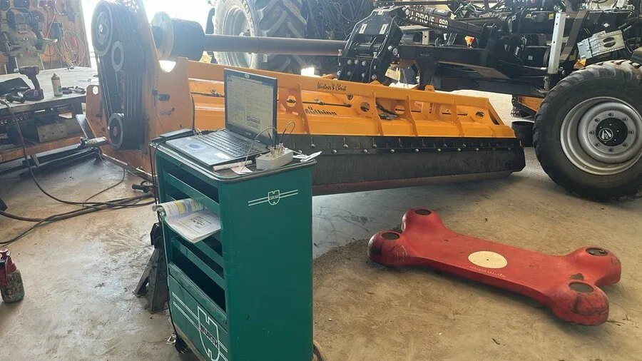 Équilibrage sur le terrain d'un rotor de mulcher pour éviter les temps d'arrêt en agriculture.