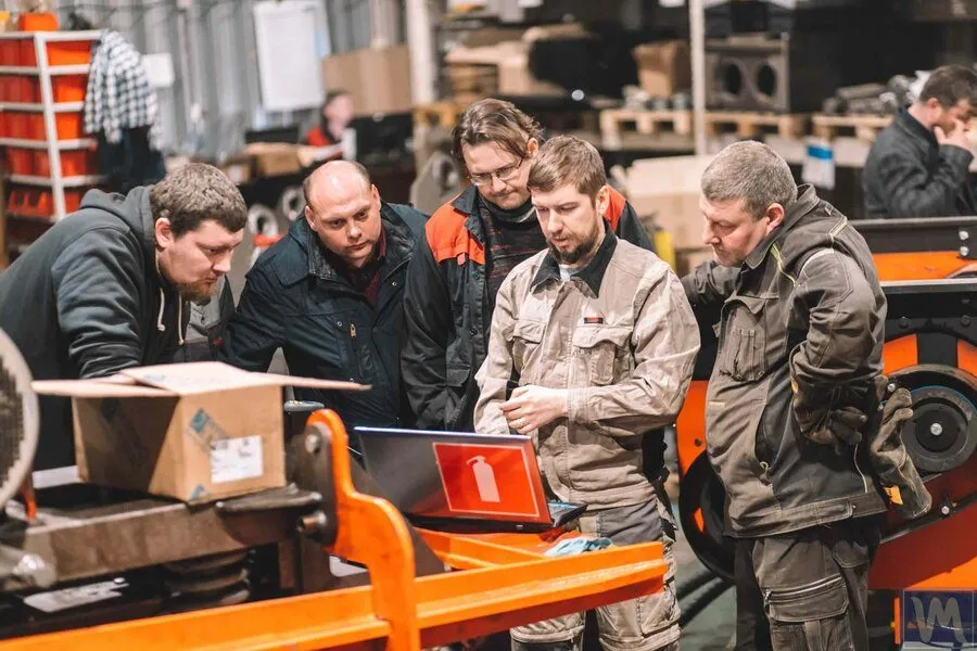 Un ingénieur forme un client à l'utilisation de l'équilibreur Balanset-1A.