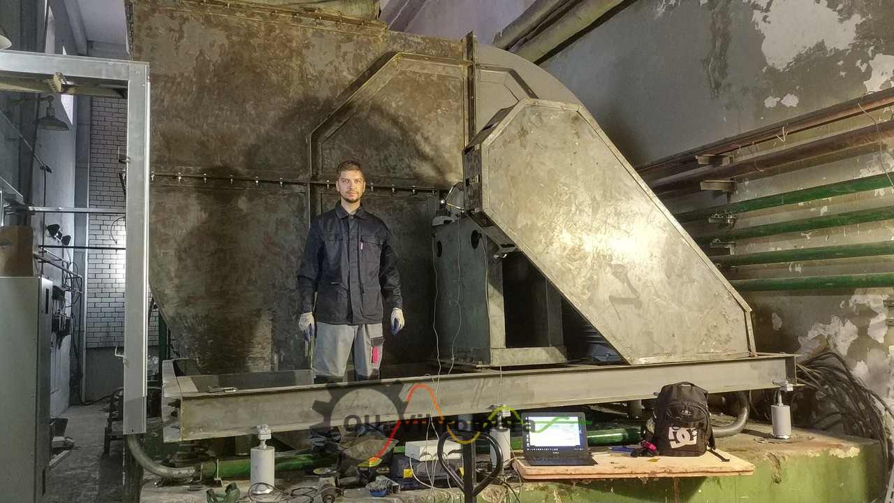Ingénieur effectuant l'équilibrage sur site d'un ventilateur industriel en utilisant un équipement portable